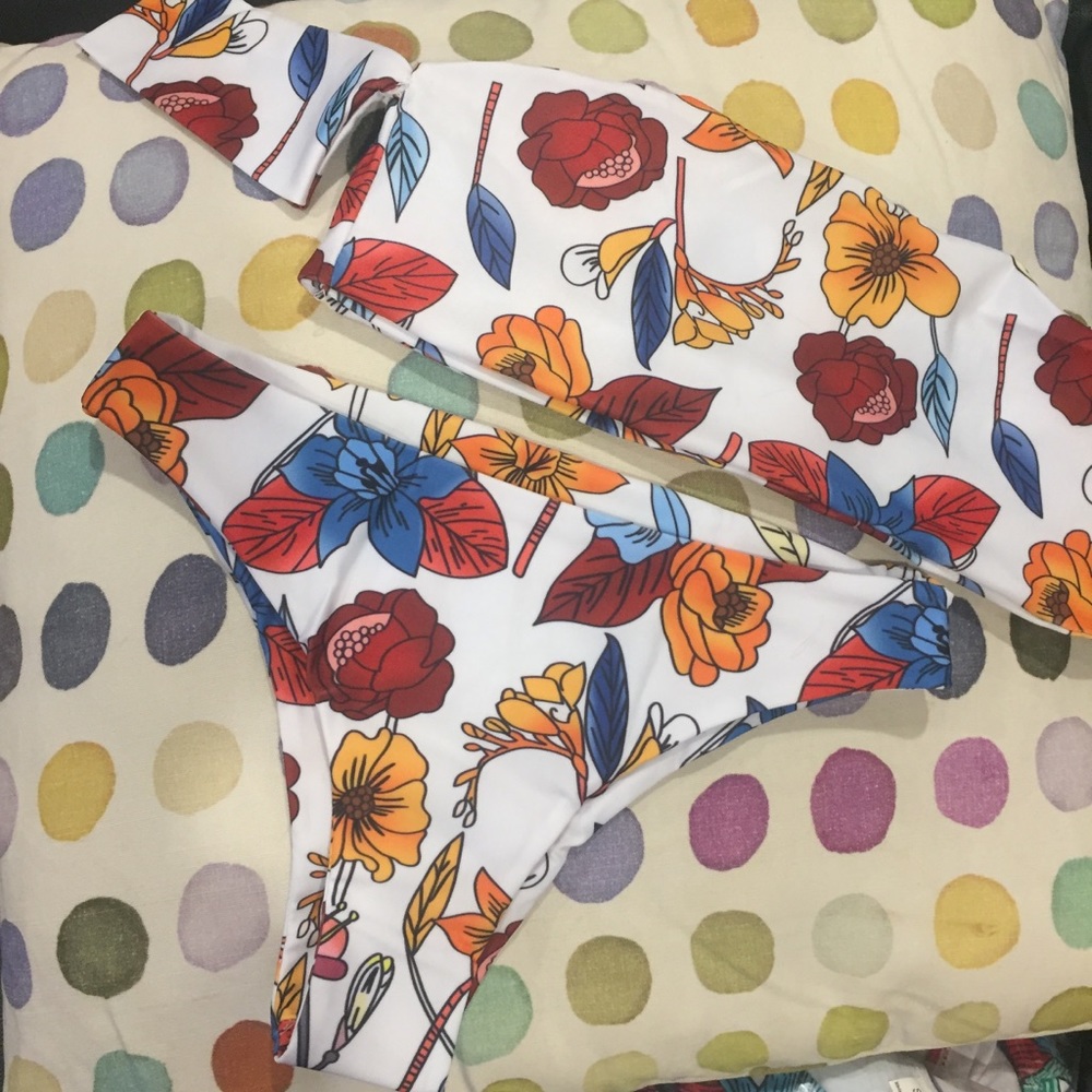 LAST ONE Medium🦞Spring Floral off shoulder Bikini - Picture 6 of 7